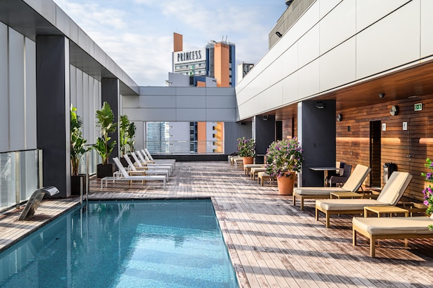 Piscina sul tetto con splendida vista sulla città dei grattacieli