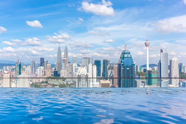 Piscina sul tetto con splendida vista sulla città di Kuala Lumpur, Malesia