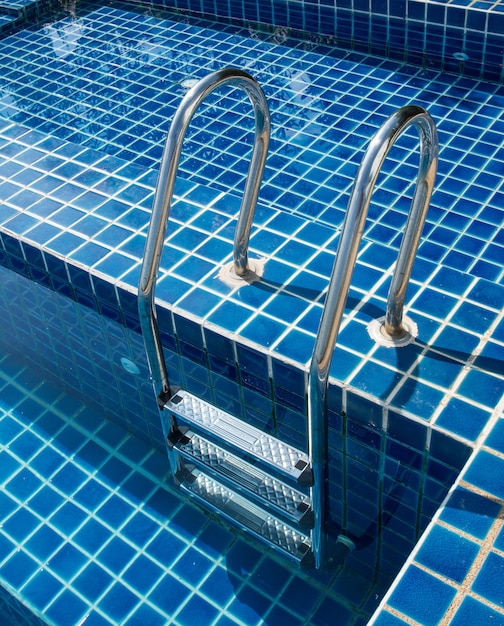 Piscina vicino al fiume Khong con cielo blu Chiangsan in Chiangrai Thailandia