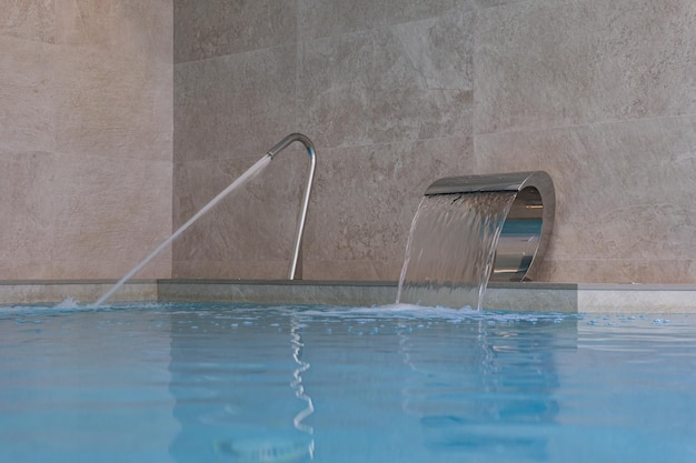 Piscina vuota con getto a cascata in azione