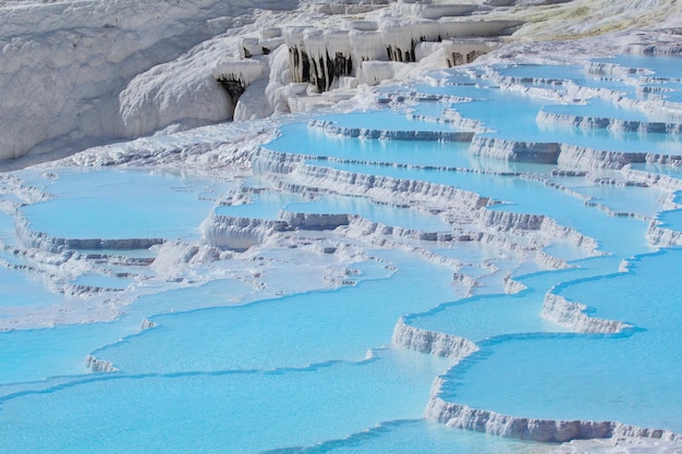 Piscine di travertino e terrazze nella Turchia di Pamukkale