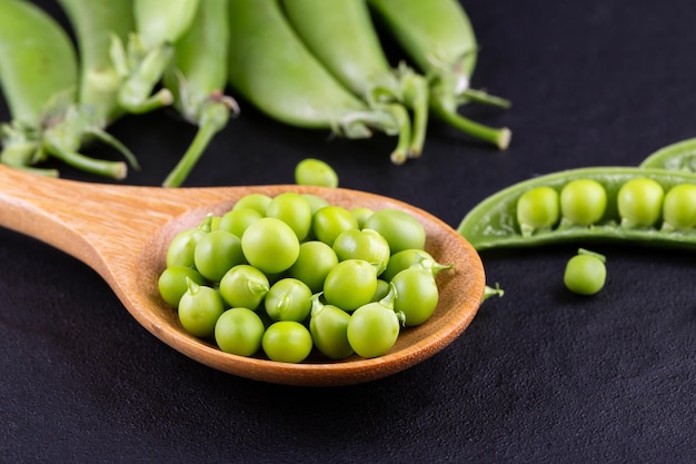 Piselli a schiocco dello zucchero con la menta su un fondo di legno rustico