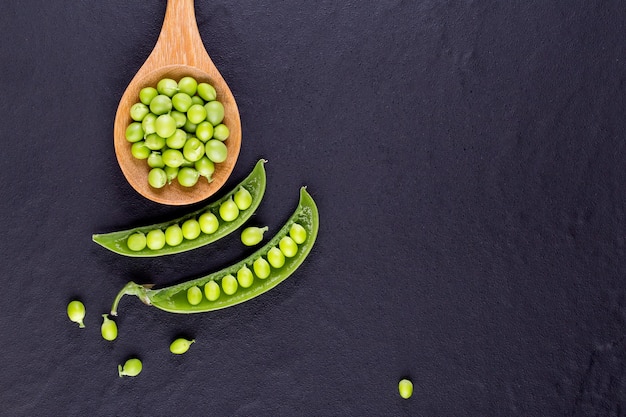 Piselli a schiocco dello zucchero con la menta su un fondo di legno rustico