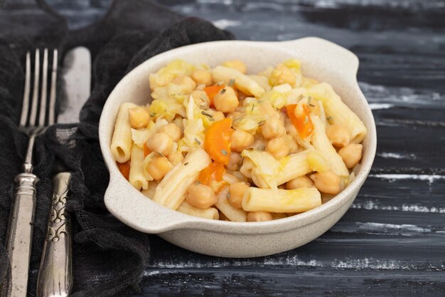 Piselli cotti con carota di cavolo in una piccola ciotola