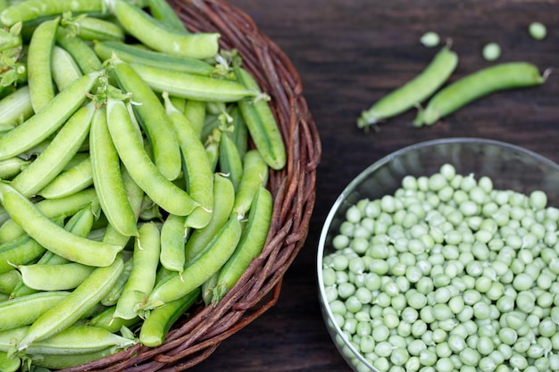 piselli freschi in baccelli e pelati Concetto di alimentazione sana ed ecologica