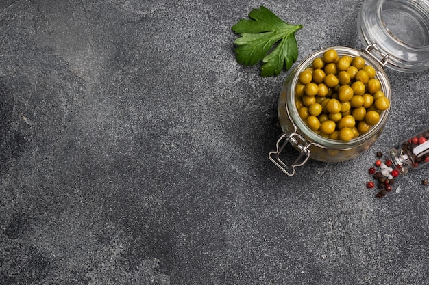 Piselli in scatola in un barattolo di vetro Spazio per la copia di alimenti fermentati fatti in casa