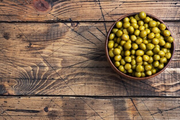 Piselli in scatola in una ciotola di legno. Cibo fermentato fatto in casa. copia spazio