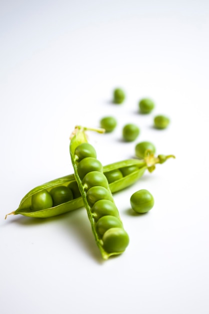 piselli su sfondo bianco Foto verticale di pois