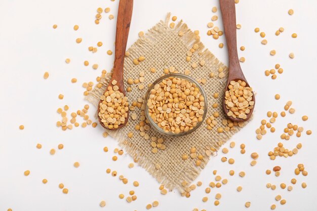 Pisello di piccione noto anche come toor dal in ciotola di vetro e cucchiaio