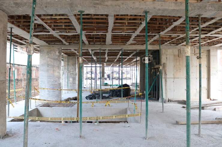 Piso in contraccio. Edificio in costruzione. Appartamento in obra grigia. Costruttore. Trabajando