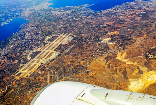 Pista all'aeroporto della città di Chania dall'aeroplano Creta Grecia