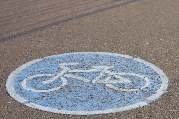 Pista ciclabile del segnale stradale sull'asfalto