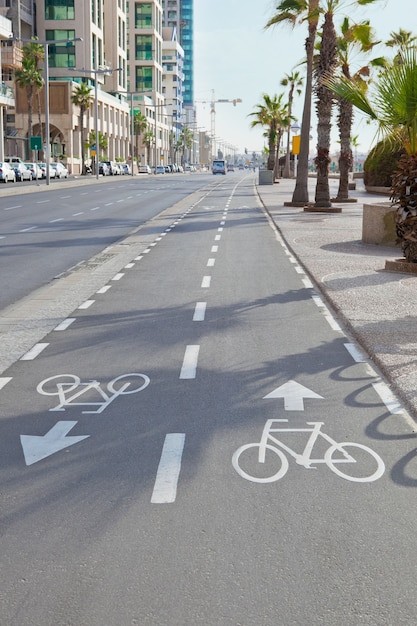 Pista ciclabile lungo la strada a Tel Aviv, Israel