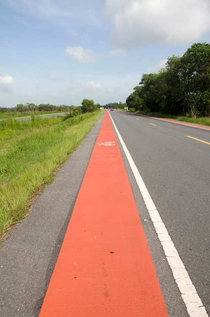 Pista ciclabile su strada in campagna nella provincia di Phatthalung nel sud della Thailandia