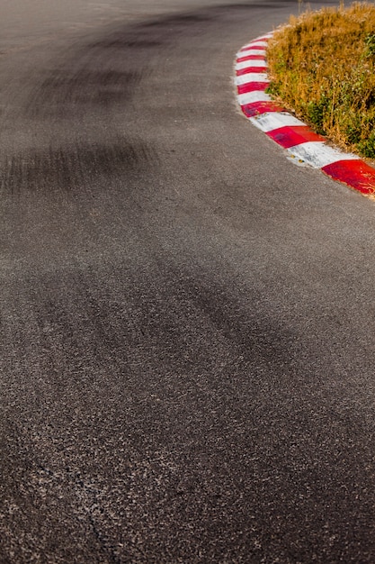 Pista da corsa con cordolo bianco e rosso