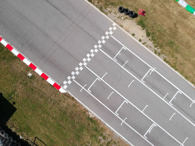 Pista da corsa con linea di partenza o di arrivo, vista aerea