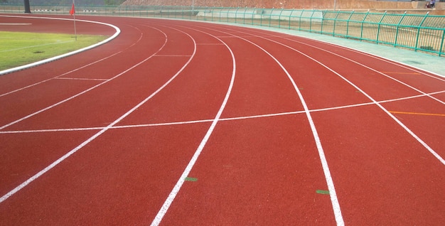 Pista da corsa rossa nello stadio