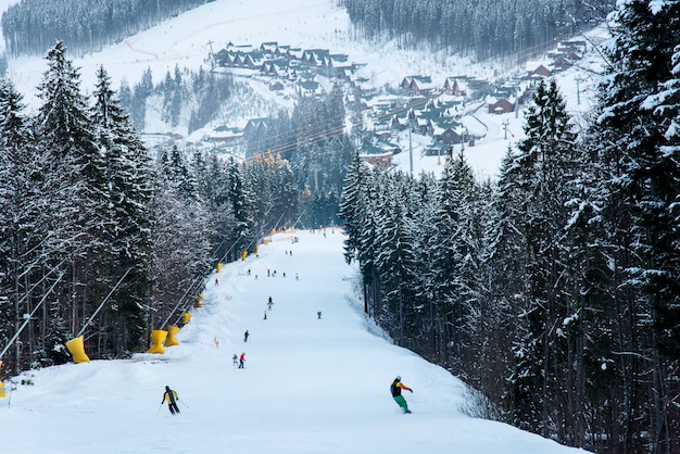 Pista da sci del paesaggio invernale della località Bukovel con sciatori