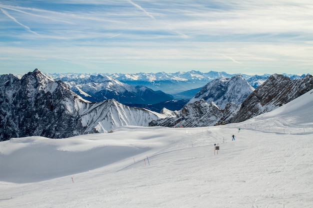 pista da sci e panorama delle Alpi innevate dalla stazione sciistica