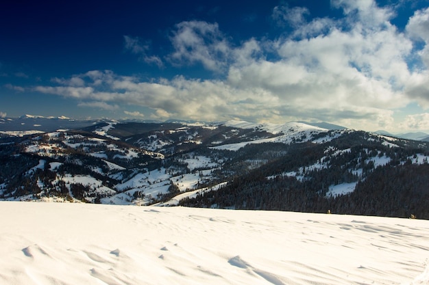 Pista da sci Slavske con cielo blu circondato da montagne e foreste Carpazi Ucraina