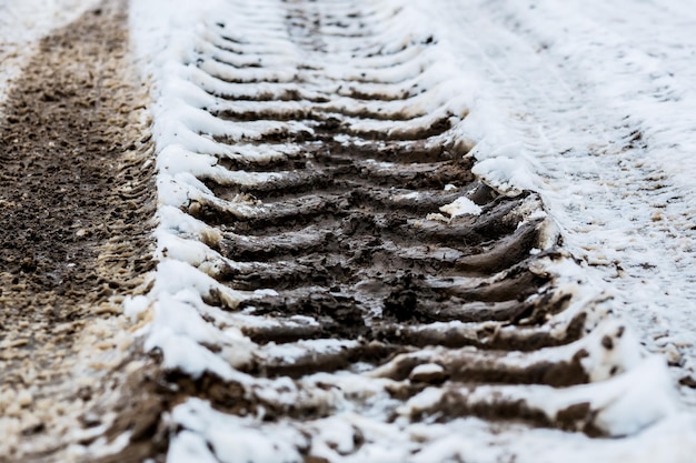 Pista del trattore nel fango e nella neve