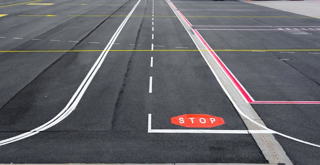 Pista dell'aerodromo e pista di rullaggio con segnaletica e segnaletica.