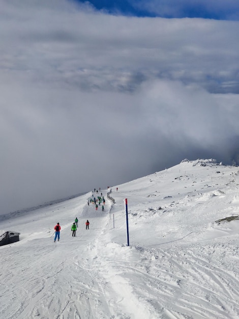 Pista della stazione sciistica sopra le nuvole slovacchia montagne di Tatra