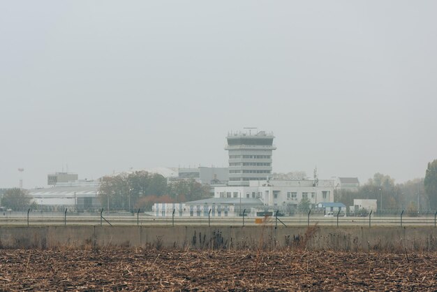 pista di atterraggio edifici aeroportuali nuvolosi