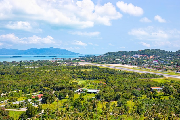 Pista di atterraggio sulla verde isola tropicale di Koh Samui nel paesaggio tropicale della Tailandia