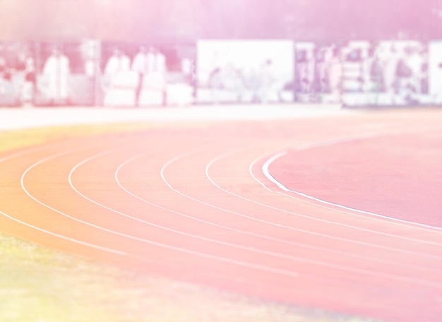 Pista di jogging vuota sullo sfondo vuoto dello stadio al tramonto