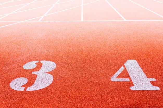 Pista di partenza numerata nello stadio Linea di partenza con numeri e corsie sulla pista da corsa nello stadio della scuola