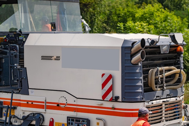 Pista di pattinaggio su asfalto Attrezzature stradali per lavori in asfalto Lavori di riparazione della pavimentazione Foto ritagliata del primo piano