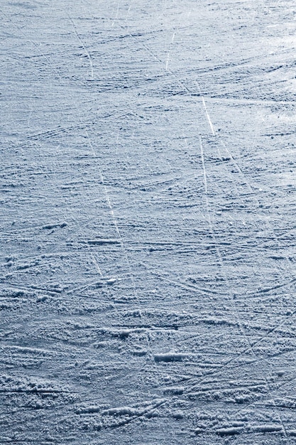 Pista di pattinaggio, taglio del ghiaccio, neve. Sport invernali. Graffi sulla superficie del ghiaccio. Foto ravvicinata