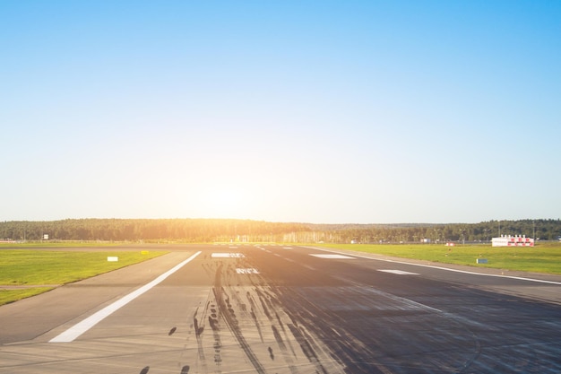 Pista libera vuota all'aeroporto pronta a decollare aerei in atterraggio