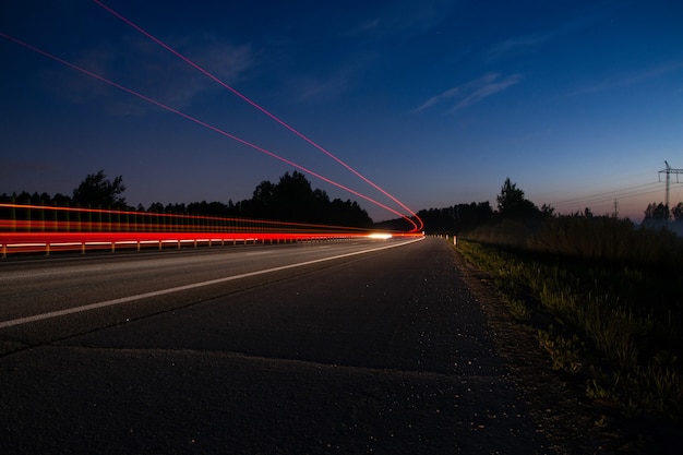 Pista notturna con luci sfocate dai fari delle auto. Tempo di esposizione lungo.