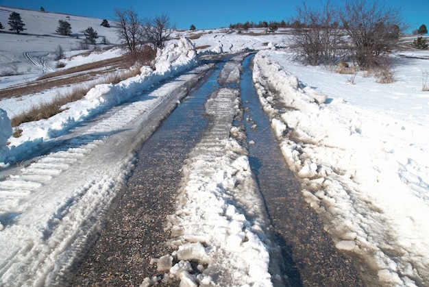 Pista su strada invernale con neve profonda.