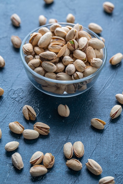 Pistacchi Arrostiti E Salati In Una Ciotola Di Vetro