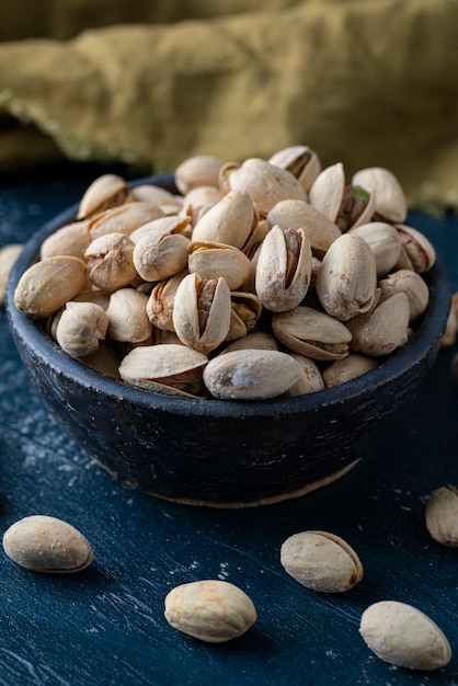 Pistacchi Arrostiti E Salati In Una Ciotola In Ceramica