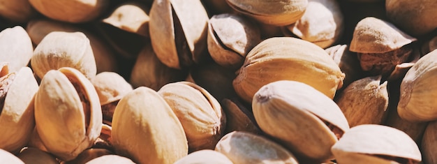 Pistacchi biologici al sole cibo sano e snack sfondo