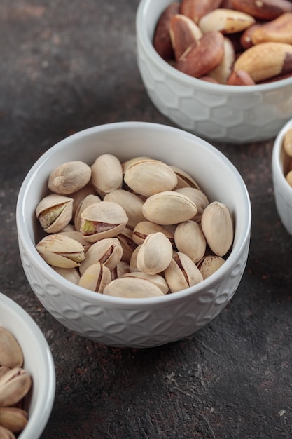 Pistacchi biologici su fondo scuro