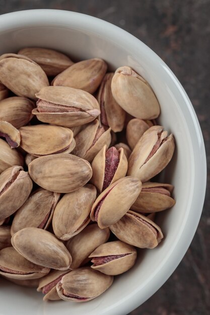 Pistacchi biologici su fondo scuro