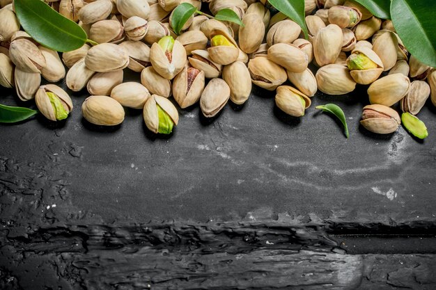 Pistacchi con foglie