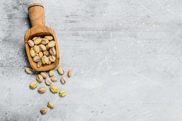 Pistacchi in una paletta di legno