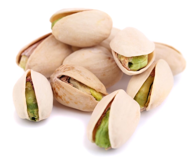 Pistacchi isolati su bianco