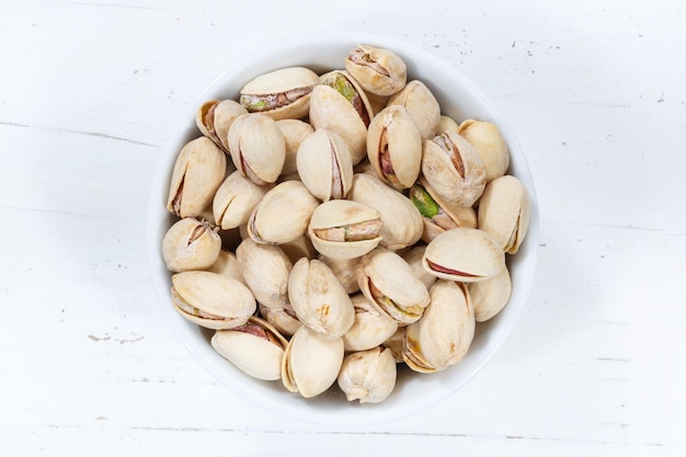 Pistacchi pistacchi dall'alto tavola di legno ciotola