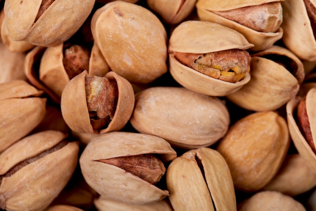 Pistacchi salati in molti primi piani.