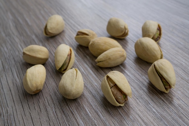 Pistacchi sfusi sul ponte di legno