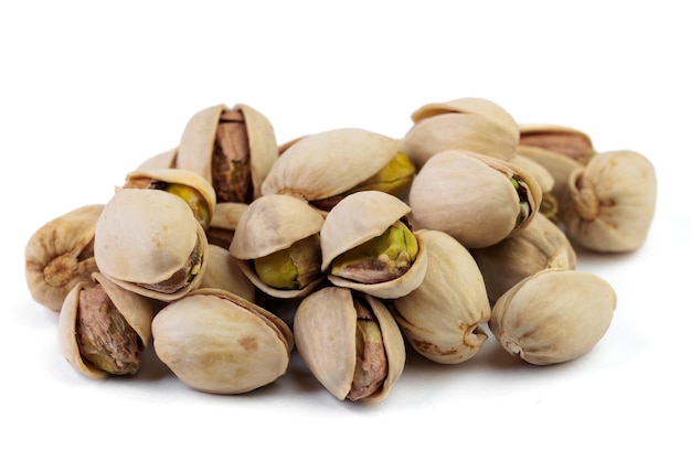 Pistacchi su sfondo bianco.