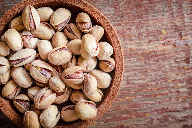 Pistacchi su un tavolo di legno