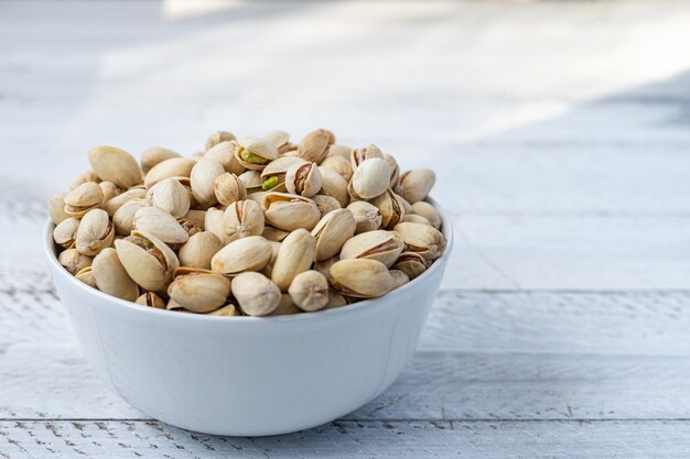 Pistacchi tostati in una ciotola